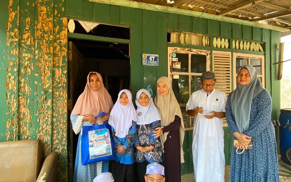 Sedekah Jumat siswa SD Al Halaby Islamic School Banjarbaru berbagi sembako kepada masyarakat
