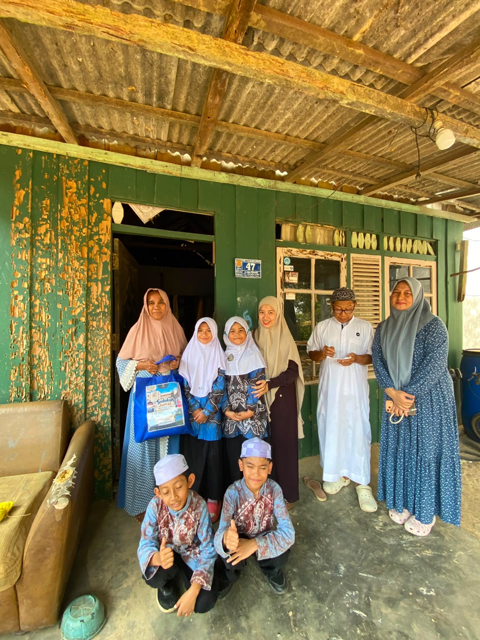 Sedekah Jumat siswa SD Al Halaby Islamic School Banjarbaru berbagi sembako kepada masyarakat